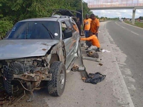 Yipeta queda incrustada en barandas de la Autov&iacute;a del Este