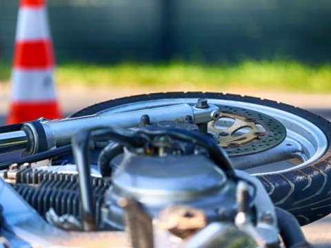 Dos j&oacute;venes fallecen al chocar motocicleta mientras calibraban