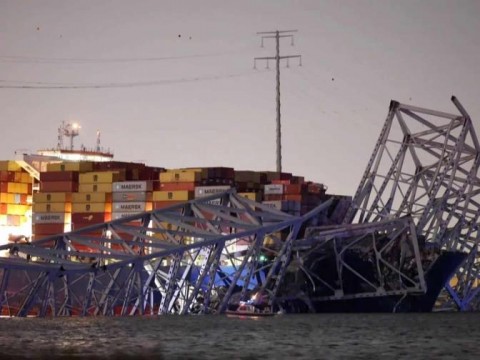 Se desploma un puente en Baltimore debido al choque de un carguero