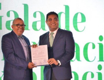 Ministro Kelvin Cruz entrega recursos para remozar la oficina de la ACD