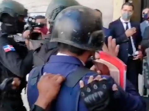 Con Biblia en mano, Adan C&aacute;ceres llega a la corte en busca de libertad
