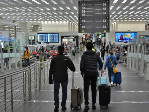 Aeropuerto de Ciudad de M&eacute;xico cancela 22 vuelos por ceniza del volc&aacute;n Popocat&eacute;petl