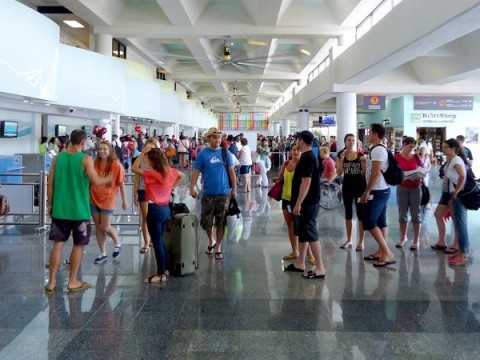 Turistas Europeos dejan el pais tras medidas anunciadas por el gobierno para prevenir el Coronavirus