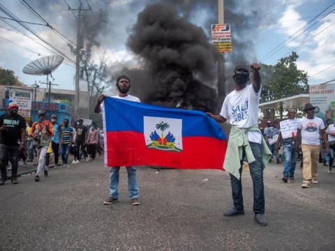 Hatianos salen a las calles contra reforma constitucional propuesta por Jovenel 