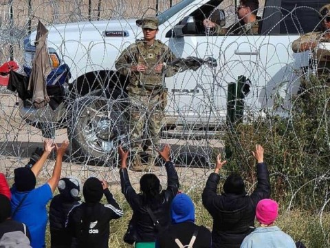 EE.UU. pide al Supremo poder cortar el alambre de p&uacute;as instalado por Texas en la frontera