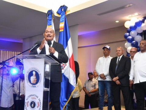 Alburquerque arremete contra gobierno al lanzar candidatura PRM