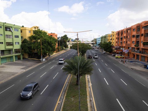 Alcaldía embellece con pintura edificios de la Santo Domingo