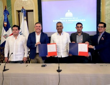 Oficializan contrato para convertir el puerto Duarte de Saman&aacute; en terminal de cruceros
