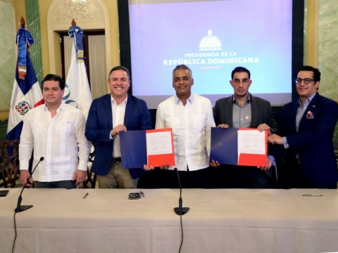 Oficializan contrato para convertir el puerto Duarte de Saman&aacute; en terminal de cruceros