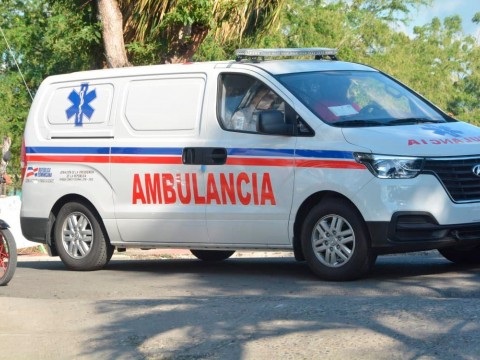 Autoridades entregan primera ambulancia a Yamas&aacute;