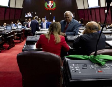 Someten anteproyecto de ley para limitar alquileres y restringir trabajos a haitianos