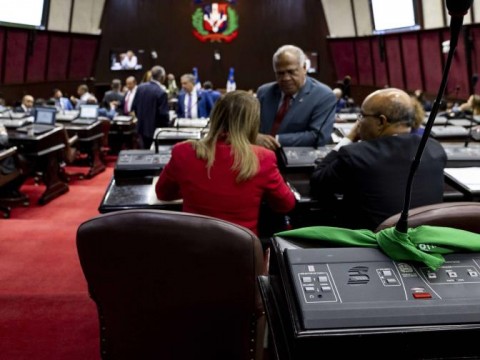 Someten anteproyecto de ley para limitar alquileres y restringir trabajos a haitianos