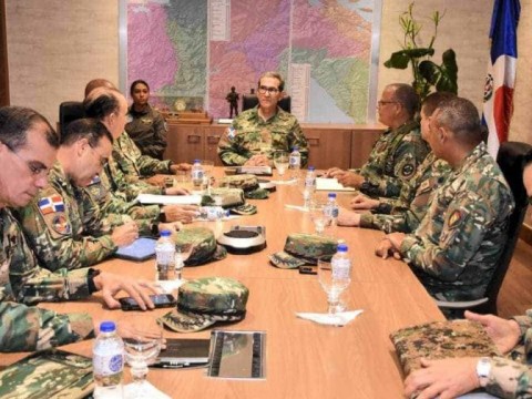 Ministro de Defensa regresa al pa&iacute;s y se re&uacute;ne con la plana mayor para revisar situaci&oacute;n de la frontera