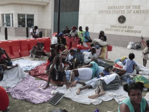 Polic&iacute;a haitiana dispersa a congregados ante la embajada de EEUU tras huir de sus barrios