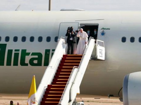 Papa Francisco regresa al vaticano tras una exitosa visita a Irak