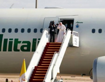 Papa Francisco regresa al vaticano tras una exitosa visita a Irak