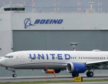 Un avi&oacute;n de carga Boeing 737 aterriza de emergencia frente a la costa de Haw&aacute;i