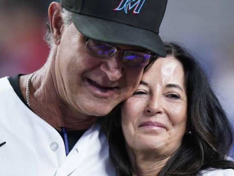 Mattingly gana su &uacute;ltimo juego como manager de Marlins