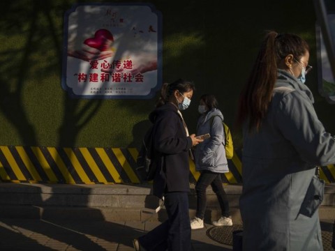 El confinamiento de una f&aacute;brica de iPhone revela los riesgos de la dependencia de China