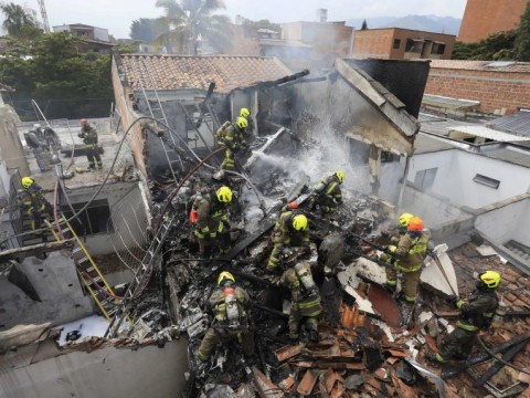 Avioneta cae en barrio residencial de Medell&iacute;n y deja al menos ocho muertos