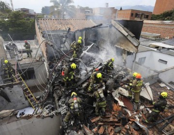 Avioneta cae en barrio residencial de Medell&iacute;n y deja al menos ocho muertos