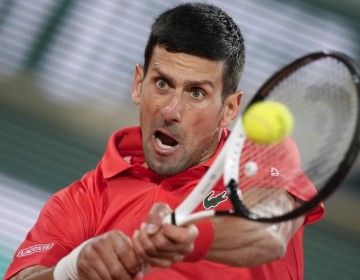 Djokovic acorta un entrenamiento en Australia por dolor en isquiotibiales