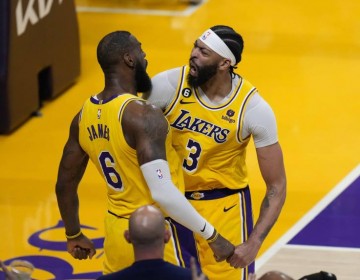 LeBron lidera a Lakers sobre Grizzlies, adelanta su serie 3-1