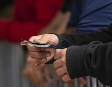 Menos de la mitad de los migrantes detenidos en la frontera de EE.UU. logran solicitar asilo