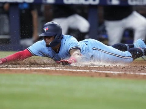 Clement y Springer remolcan con sencillos en la 8va; Arr&aacute;ez baja de los .400