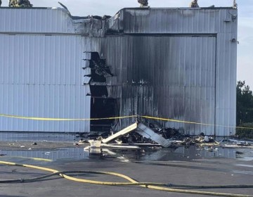 Tres muertos al chocar avi&oacute;n peque&ntilde;o con hangar en aeropuerto del sur de California