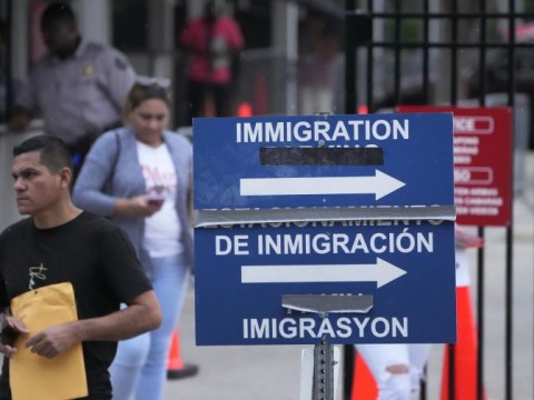 Juez de Florida rechaza bloquear ley que sanciona transportar personas que viven ilegalmente en EEUU