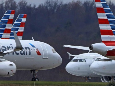 EE.UU. multa a American Airlines por decenas de retrasos en tierra