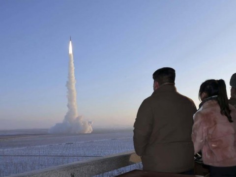 L&iacute;der norcoreano amenaza con "acciones m&aacute;s ofensivas" contra EEUU tras observar prueba de misil