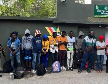 Apresan a dos dominicanos mientras traficaban migrantes haitianos en Montecristi