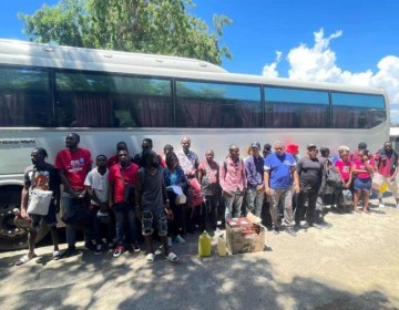 Apresan 23 haitianos ilegales que eran transportados en un autob&uacute;s en la frontera