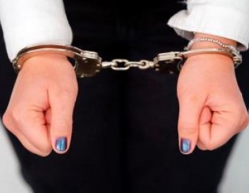 Mujer con prisi&oacute;n domiciliaria es apresada en el Aeropuerto de Las Am&eacute;ricas 