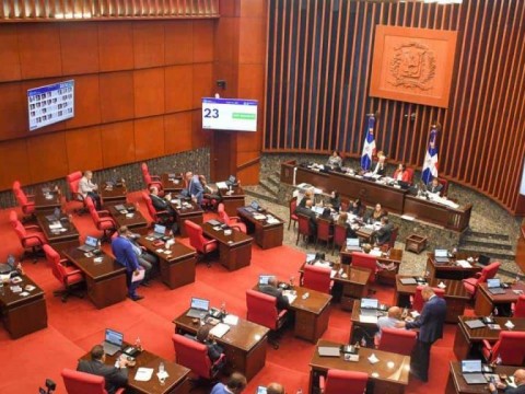 Los senadores se resisten a abandonar el barrilito pese a llamados por la crisis