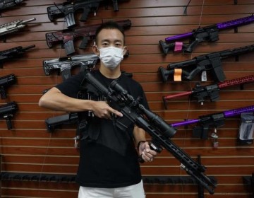 Asi&aacute;ticos abrazan las armas para defenderse de la violencia y el racismo en EEUU
