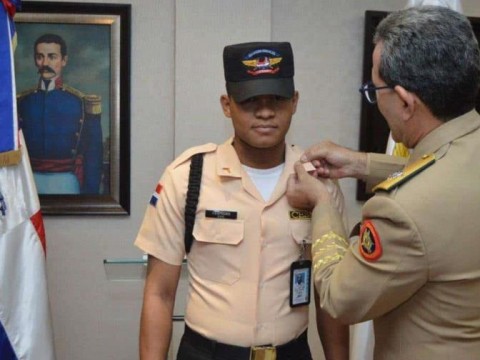 Ascienden a militar que devolvi&oacute; 517 mil pesos que encontr&oacute; en el Metro