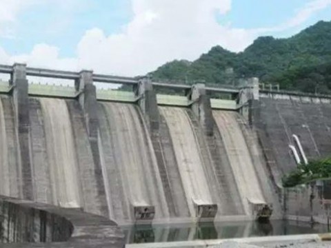 Aumentan nivel de agua en la presa de Valdesia