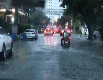 COE aumenta a cinco las provincias en alerta amarilla por vaguada y onda tropical
