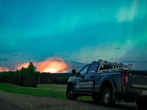 Miles de evacuados por voraces incendios forestales en el oeste de Canad&aacute;