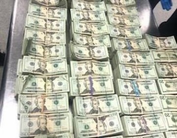 Autoridades estadounidenses confiscan medio millón de dólares que venían en una silla al país