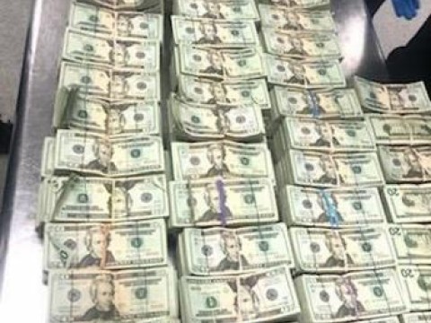 Autoridades estadounidenses confiscan medio mill&oacute;n de d&oacute;lares que ven&iacute;an en una silla al pa&iacute;s