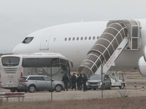 Avi&oacute;n retenido en Francia por sospechas de tr&aacute;fico de personas