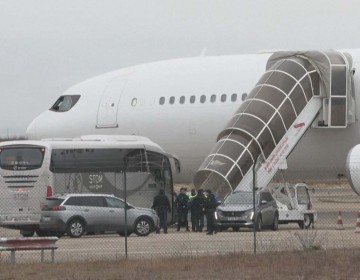 Avi&oacute;n retenido en Francia por sospechas de tr&aacute;fico de personas