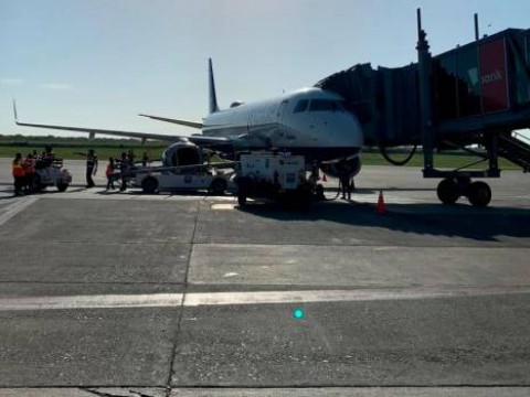 Tras reapertura econ&oacute;mica llega al pa&iacute;s el primer vuelo comercial  