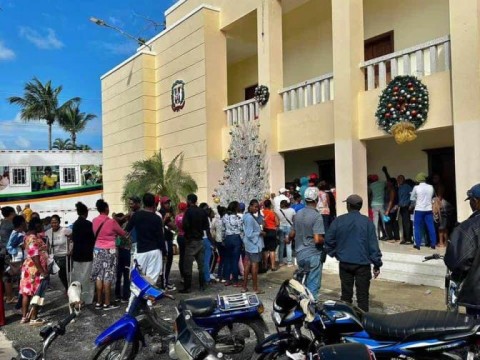 Decenas de personas reciben el bono navide&ntilde;o en provincias de la regi&oacute;n Este