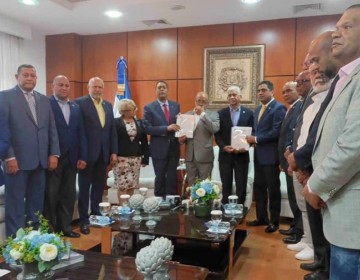 Congreso Nacional recibe las propuestas legislativas m&aacute;s apremiantes de la municipalidad