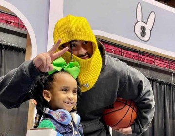 Bad Bunny reparte 25.000 regalos a ni&ntilde;os de escasos recursos en Puerto Rico